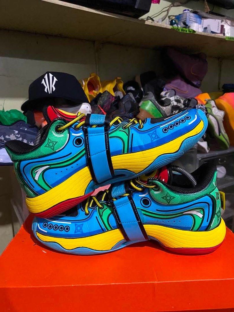 ANTA KT Splash 5 "Nijigen" Size: 9.5 / 43 (Category: Sneakers) located in Manila. Submitted by kimwelljoh77132 (Listing ID 1467428046, Image 3). Description: - Authentic Anta Klay Thompson signature basketball shoes - Eye-catching blue, yellow, and green colorway with unique comic art graphics - Secure midfoot strap for ultimate lockdown and ankle support - Cushioned sole with circular traction pattern for superior court grip - High-top design fe