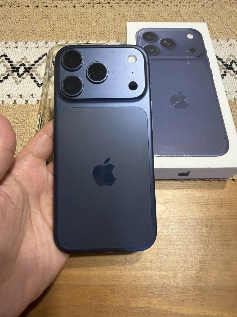 Apple iPhone 17 Pro 256gb Blue (Category: iPhone 17 Series) located in Taguig. Submitted by fioynnx (Listing ID 1467583169, Image 3). Description: Iphone 17 pro 256gb Openline, 100% batt health. Mas makinis pa sayo. Naka korean language lang yan pero dito yan sa pilipinas binili. Mapapalitan yan. Box, orig case from mac store, unused usb di ginalaw ung nasa box. Meet up only: Ayala malls manila bay or anywhere near okada. Rfs: Upgrade.