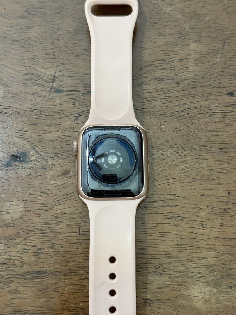 Apple Watch SE (Gold) (Category: Wearables & Smart Watches) located in Pasig City. Submitted by mxvxt (Listing ID 1467417524, Image 2). Description: 〰 gold aluminum case 〰 comes with original apple watch box, charging cable, pink band + 3 extra straps 〰 pre-loved, still in good working condition! 〰 great for tracking workouts, steps, heart rate, daily activity, and more! 〰 rfs: decluttering .