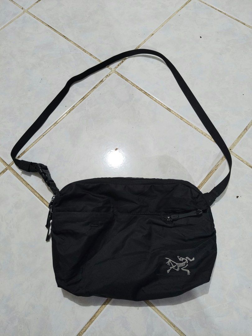 Arcteryx Heliad Cross Body Bag (Category: Travel Essentials & Accessories) located in Panabo. Submitted by thrifty.red (Listing ID 1467476263, Image 1). Description: .