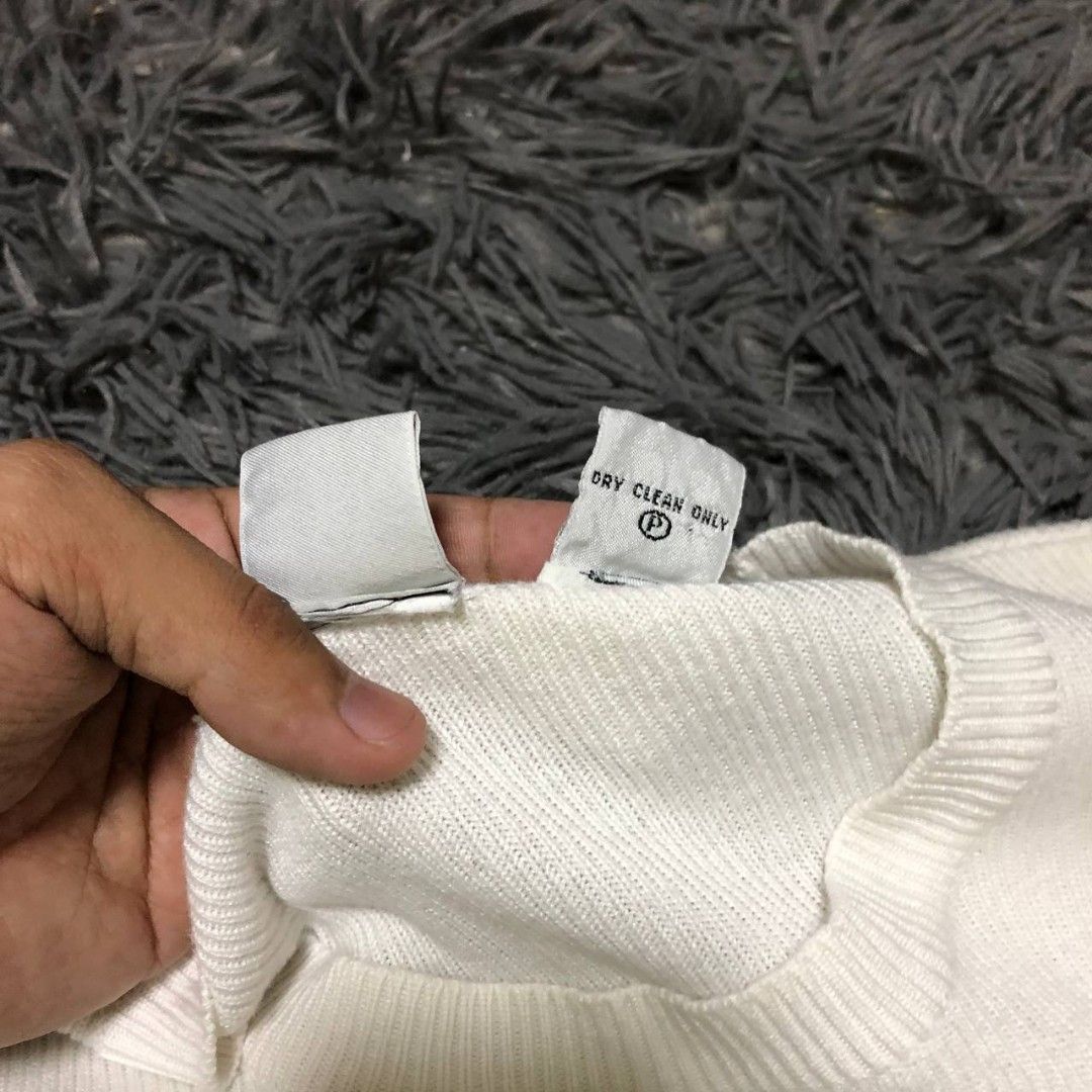 Armani Exchange Sweater (Category: Activewear) located in Camiling. Submitted by thriftscape2024 (Listing ID 1467496270, Image 3). Description: Excellent Condition Color rate: 9/10 Issue: ❌❌❌ Dimes: W20xL27.