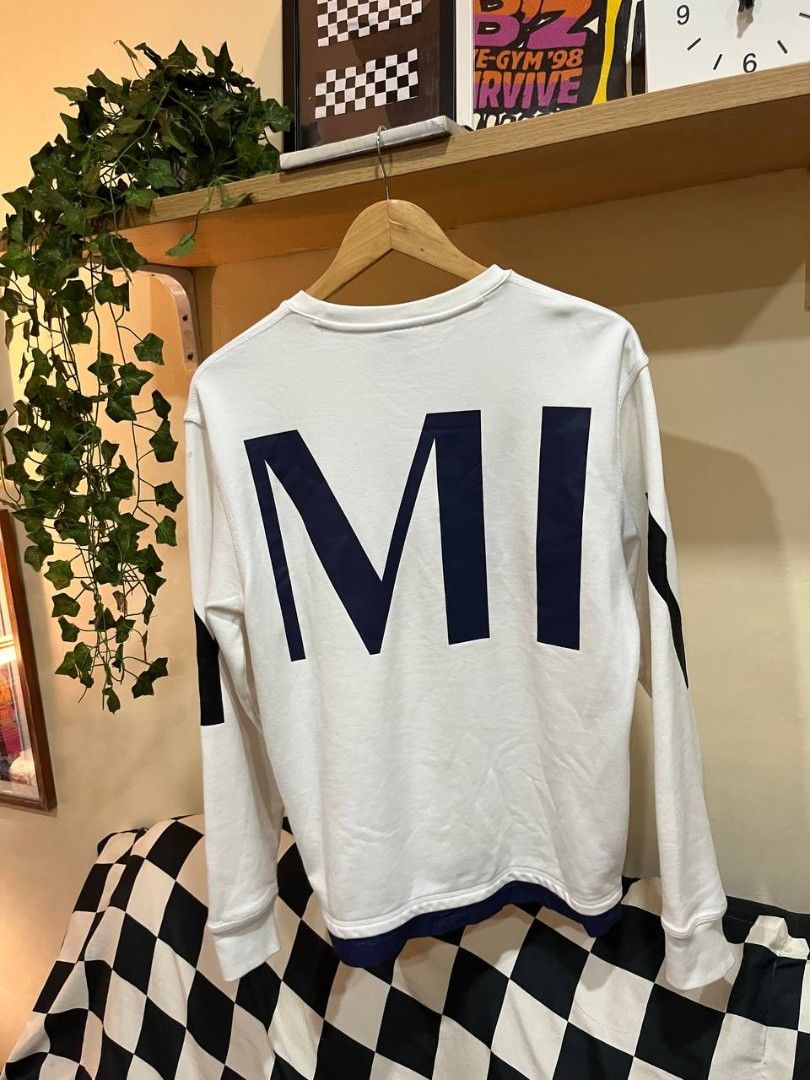 Armani Exchange white crewneck sweatshirt (Category: Luxury Apparel) located in Quezon City. Submitted by michypeachyy1 (Listing ID 1467547225, Image 2). Description: 2500 plus ship medium size removable stain.