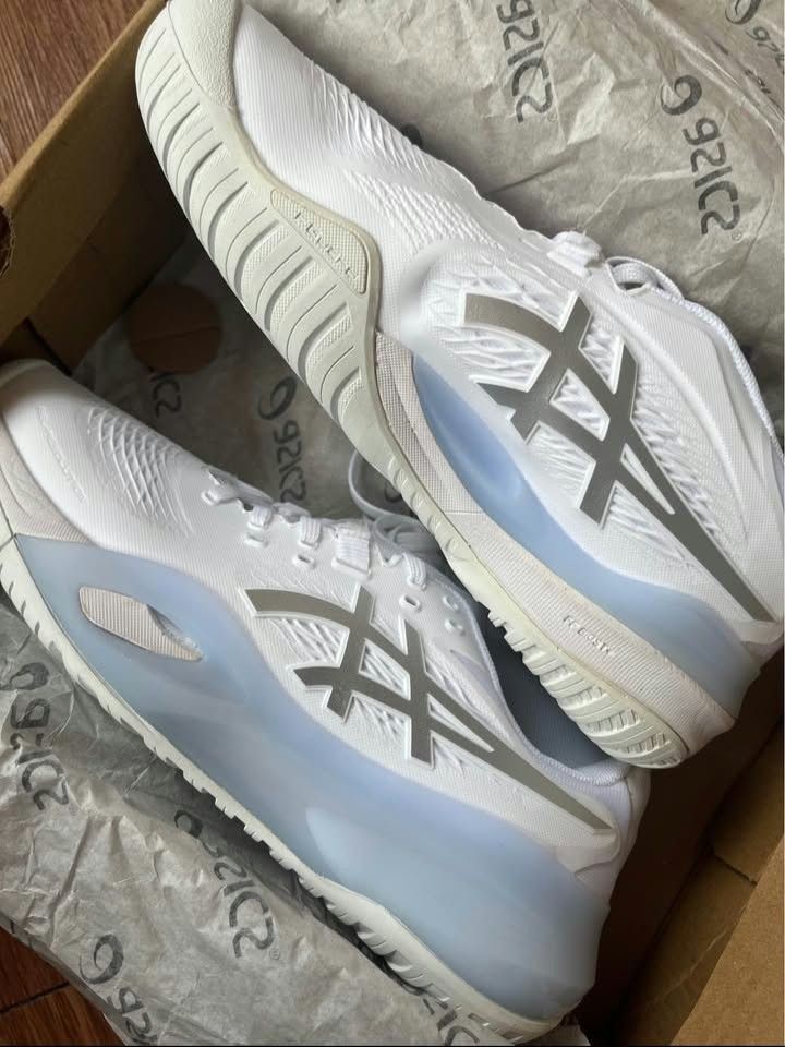Asics Gel Resolution (Category: Sneakers) located in Manila. Submitted by prelovedgarmentstuff (Listing ID 1467550760, Image 3). Description: preloved shoes used like 2 to 3 times only well maintained pair no issue need wash only size 6 womens.
