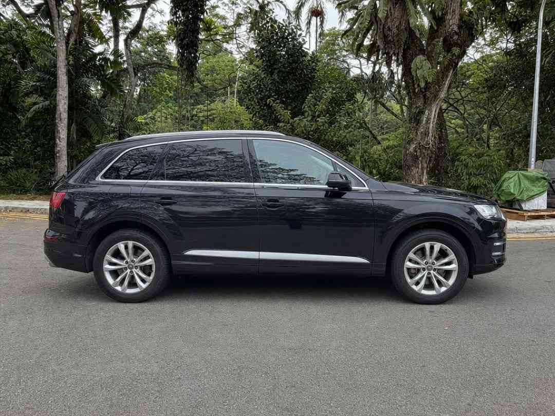 Audi Q7 2.0 40 TFSI quattro Tip 7-Seater (A) (Category: Used Cars) located in Singapore. Submitted by carousell_certified_partners (Listing ID 1467531310, Image 3). Description: Cheapest Q7 in the market! Best Spacious 7 Seaters vehicle for short term driving for this High Coe period! Cars drive perfectly well, which comes with 1 Year Engine Warranty! Call Terence Now for Test drive/ viewing before its snatch away! Features: 2.0L 4 Cylinder Inlin