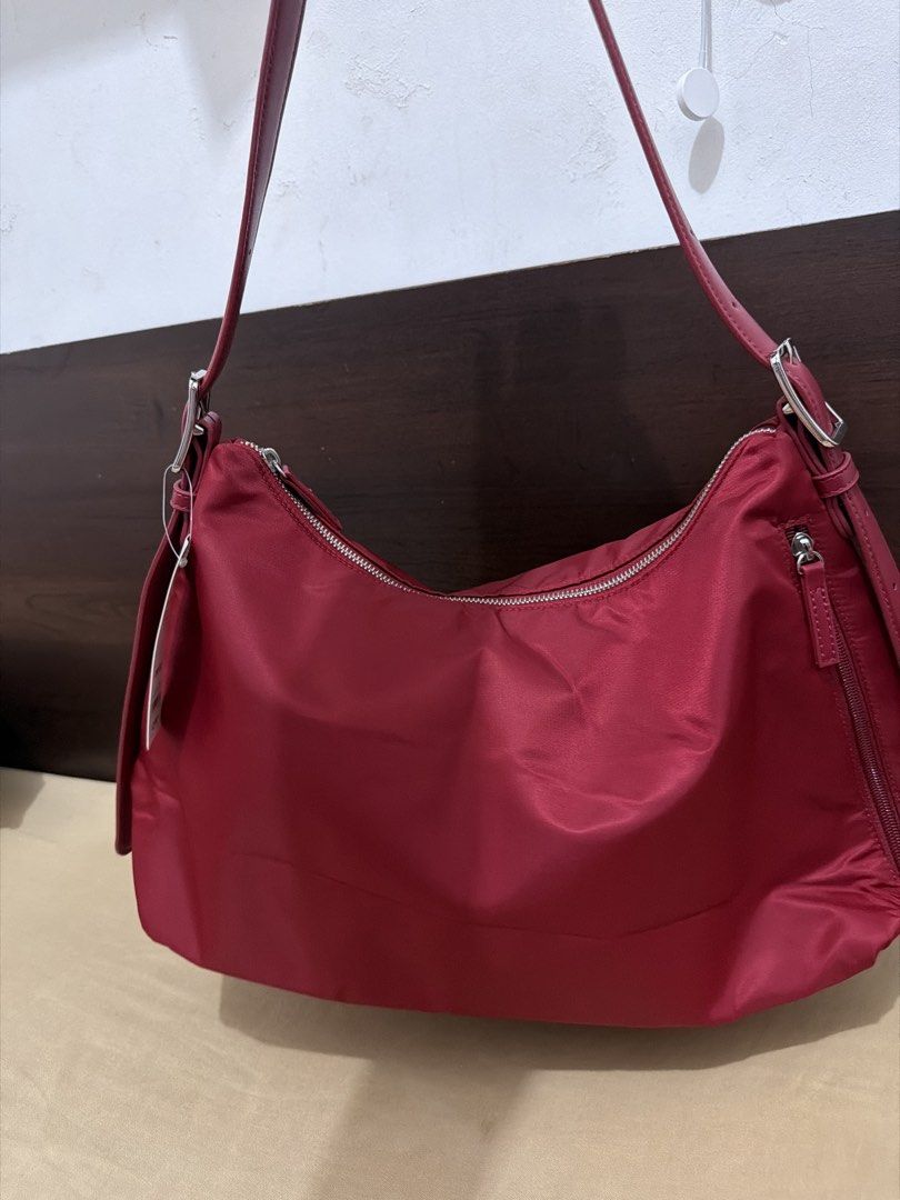 Auth GU (Category: Tote Bags) located in Cebu City. Submitted by shopnsave2015 (Listing ID 1467363299, Image 2). Description: Brand new from Japan.