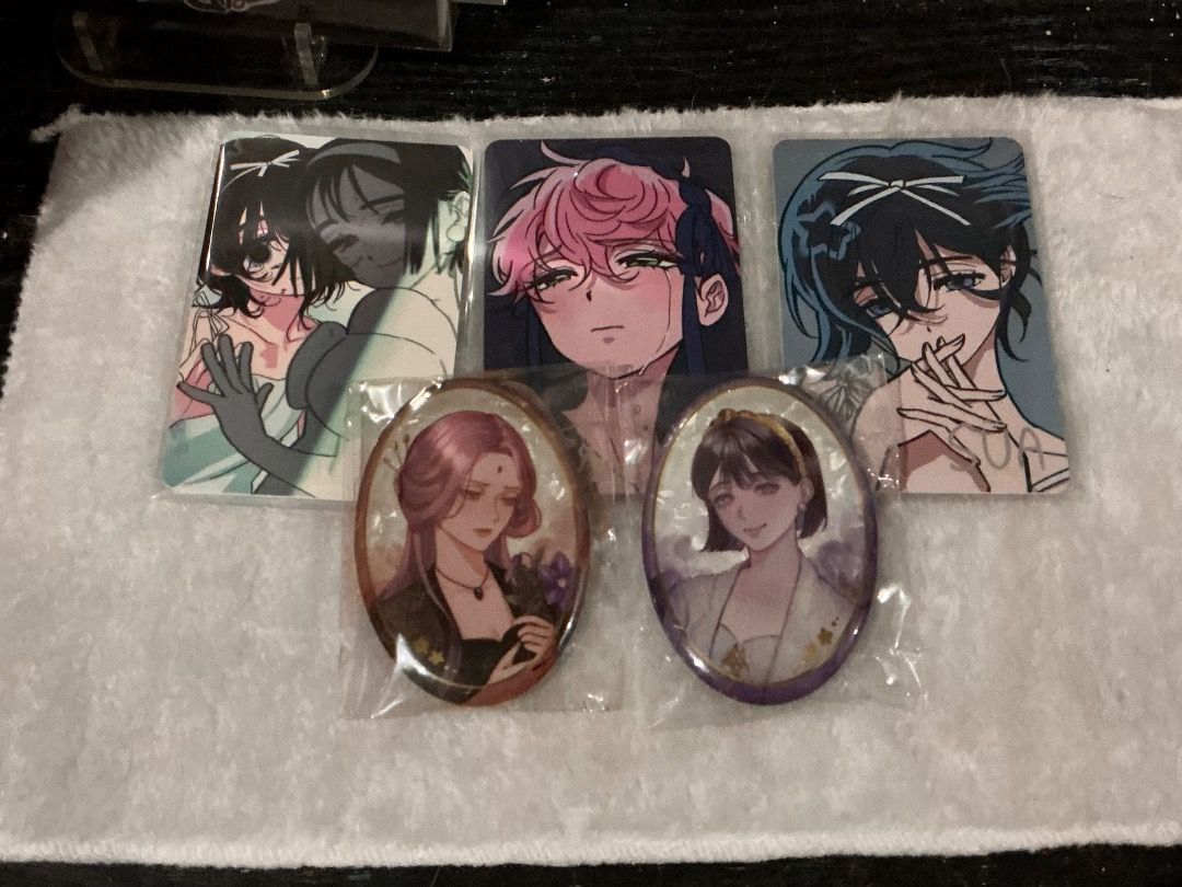 Authentic Alien Stage Cards + fanmerch character badges (Category: Character Goods) located in Aroroy. Submitted by douleur_y0u (Listing ID 1467398280, Image 1). Description: - Bundle includes: 3 rectangular art cards and 2 oval pin badges - Features various character illustrations with unique art styles - Condition: Clean and well-kept - Ideal for anime collections or display setups - Selling to declutter and make space.