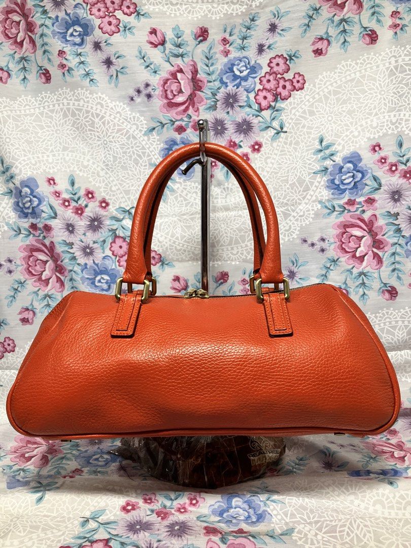 AUTHENTIC BURBERRY PEBBLED LEATHER HANDBAG (Category: Shoulder Bags) located in General Mariano Alvarez. Submitted by adonid (Listing ID 1467367403, Image 3). Description: AUTHENTIC BURBERRY PEBBLED LEATHER HANDBAG GOOD CONDITION NORMAL SIGN OF USAGE ONLY.