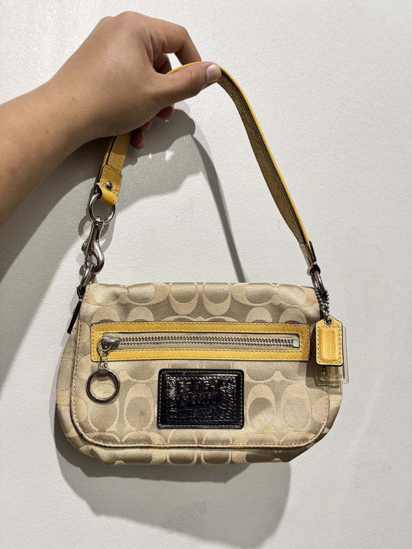 Authentic Coach Poppy (Category: Shoulder Bags) located in Cagayan de Oro. Submitted by rare.theory (Listing ID 1467402664, Image 2). Description: Authentic Coach Poppy Bag - Guaranteed Authentic/Legit💯 - Light Beige Colorway - Rank AB (9/10) - Super ganda pa po nito mga Ma’am✨ - Excellent Condition - 9.5/10 Color Rate Mine: ₱3,500 + (sf) Loc: Iligan City, Mindanao. (CAN SHIP NATIONWIDE)🇵🇭 .