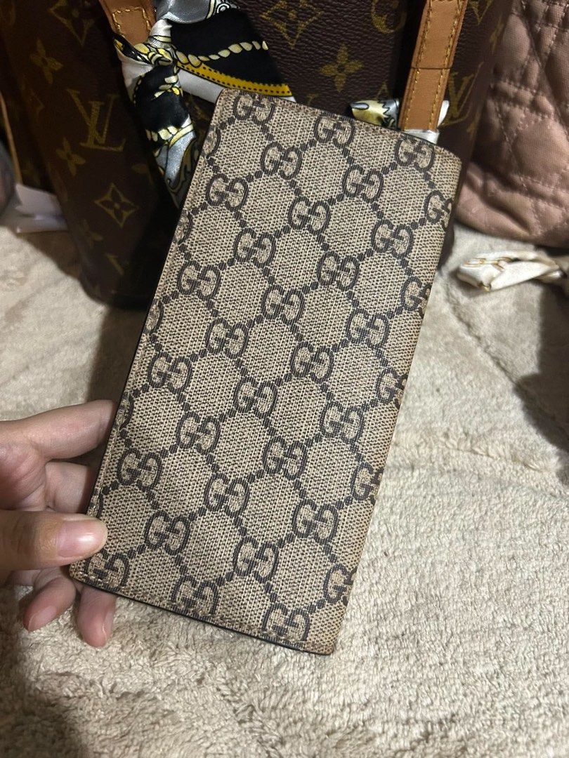 Authentic Gucci Lion Med size wallet (Category: Luxury Bags & Wallets) located in Quezon City. Submitted by jhaediah (Listing ID 1467518265, Image 2). Description: No inclusion Authentic No flaws.