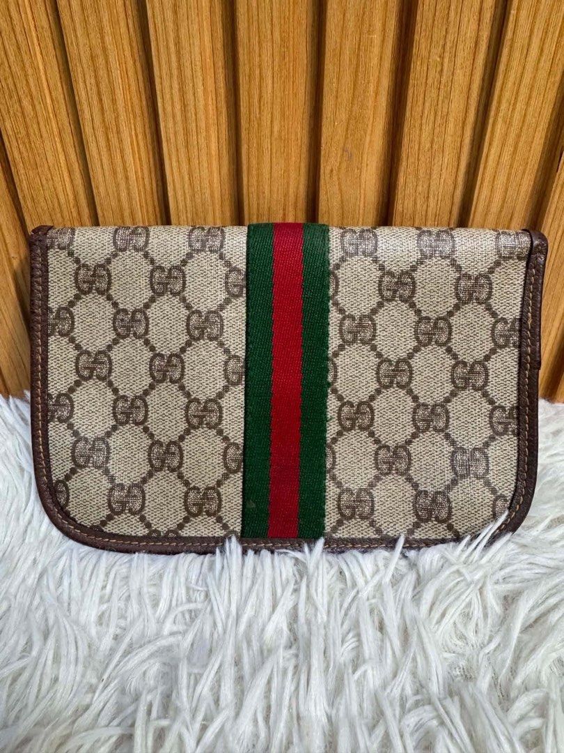 Authentic Gucci Vintage Clutch Bag (Category: Luxury Bags & Wallets) located in Quezon City. Submitted by jhaediah (Listing ID 1467517146, Image 2). Description: Authentic Preloved with stain inside No inclusion.