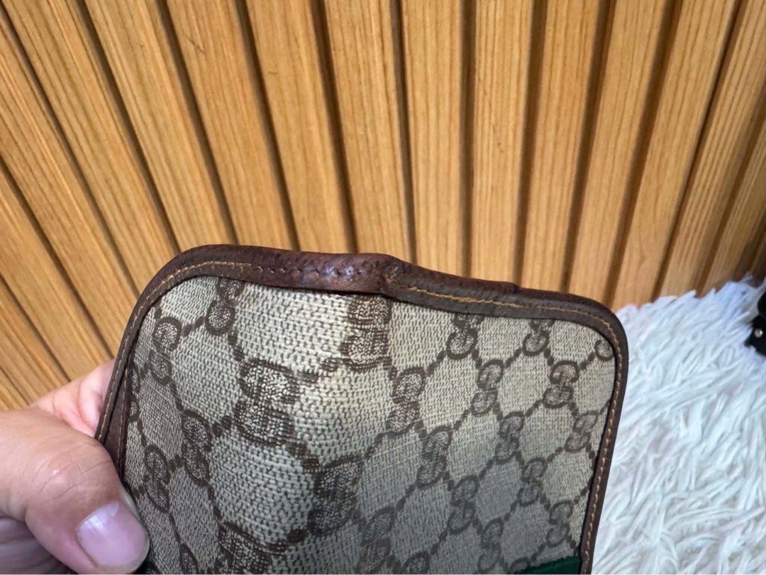 Authentic Gucci Vintage Clutch Bag (Category: Luxury Bags & Wallets) located in Quezon City. Submitted by jhaediah (Listing ID 1467517146, Image 3). Description: Authentic Preloved with stain inside No inclusion.
