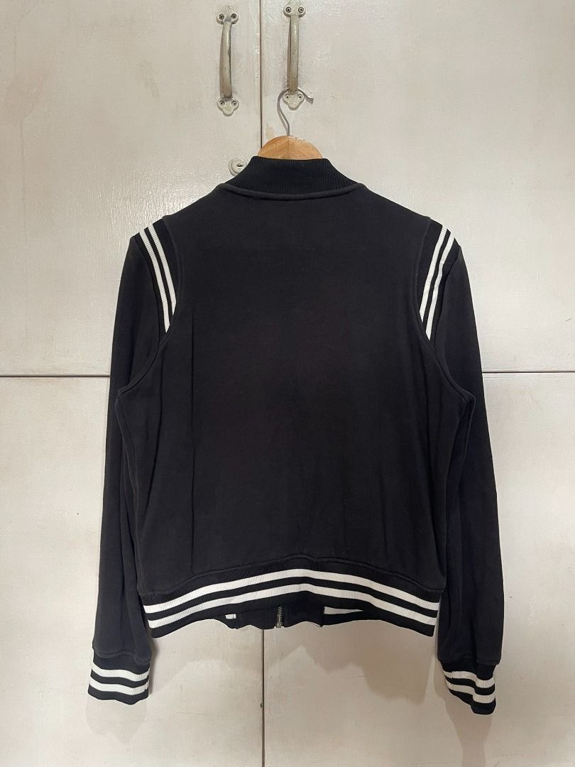 AUTHENTIC H&M DIVIDED 'M-PATCH' BOMBER JACKET (Category: Coats, Jackets and Outerwear) located in Manila. Submitted by ako.si.lemmor (Listing ID 1467436433, Image 3). Description: This item is legit but thrifted, manage your expectation. Dimes: 19X24 (S) Color rate: 8.5/10 Issue: Need wash, minimal stains Shipping at your own cost or pickup Mandaluyong..