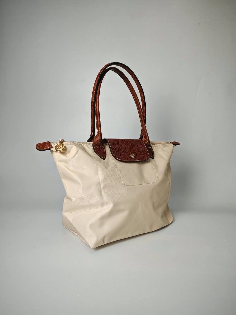Authentic Longchamp Le Pliage Large Beige Tote Bag - Papier (Category: Diaper Bags & Wetbags) located in Quezon City. Submitted by hollowwillow (Listing ID 1467371795, Image 2). Description: original and brand new 💯 large.