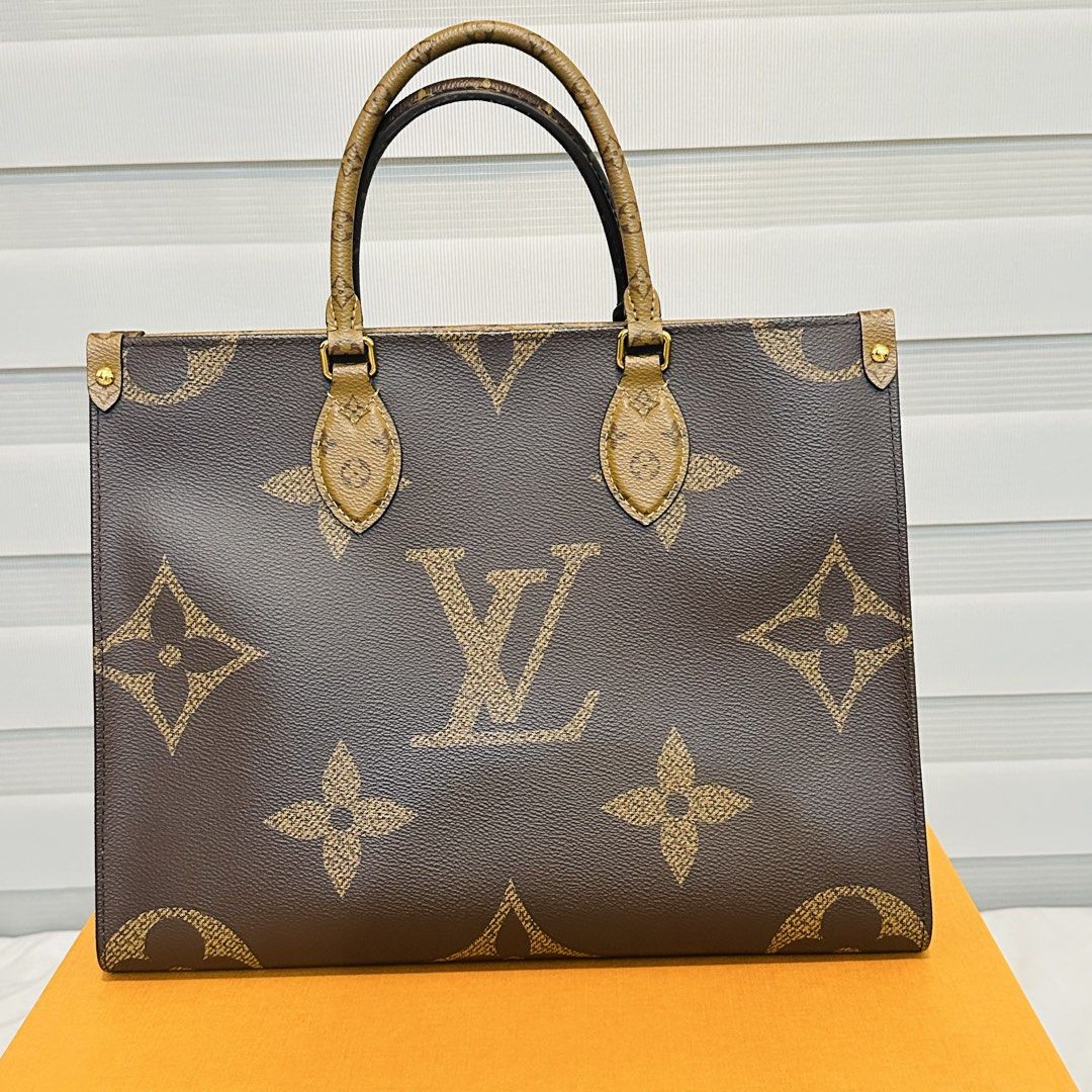 Authentic Louis Vuitton Onthego MM Monogram (Microchip) (Category: Luxury Bags & Wallets) located in Manila. Submitted by raidmyclosetmnl (Listing ID 1467497174, Image 1). Description: - Authentic Louis Vuitton Onthego MM Bag (Microchip) - Comes with box, paper bag & entrupy certificate - I can provide generic dust bag - Minor signs of glazing wear on the strap, as shown in the photo - Features elegant gold-tone hardware - A timeless and iconic L