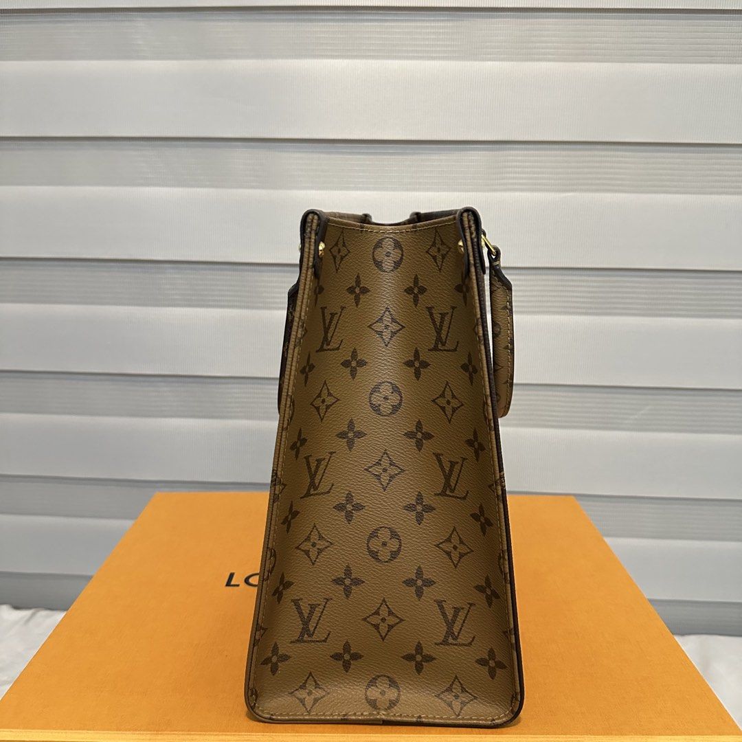 Authentic Louis Vuitton Onthego MM Monogram (Microchip) (Category: Luxury Bags & Wallets) located in Manila. Submitted by raidmyclosetmnl (Listing ID 1467497174, Image 3). Description: - Authentic Louis Vuitton Onthego MM Bag (Microchip) - Comes with box, paper bag & entrupy certificate - I can provide generic dust bag - Minor signs of glazing wear on the strap, as shown in the photo - Features elegant gold-tone hardware - A timeless and iconic L