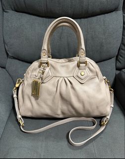 (Category: ) located in . Submitted by chic.bags (Listing ID 1467442986, Image 1). Description: .