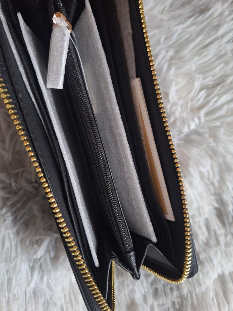 Authentic Michael Kors Long Wallet (Category: Luxury Bags & Wallets) located in Quezon City. Submitted by ilovebigbrands (Listing ID 1467447465, Image 3). Description: Unused jet set one zipped long wallet. Comes with the original plastic packaging, card and price tag. Authenticity guaranteed or money if proven fake..