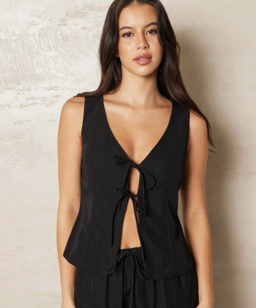 Ava and ever top (Category: Sleeveless) located in Barugo. Submitted by green.trendsetter (Listing ID 1467364052, Image 1). Description: .