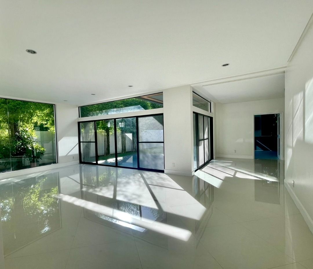 Ayala Southvale Sonera (Category: House & Lot) located in Caloocan City. Submitted by leslie_nadela (Listing ID 1467397280, Image 2). Description: BRAND-NEW HOUSE FOR SALE 📍 Ayala Southvale Sonera, Muntinlupa Ayala Land Premier • Along Daang Hari • Across Ayala Alabang 💎 498 SQM LOT | 750 SQM FLOOR AREA 🛏️ 4 Bedrooms + Den 🛁 4 T&B + Powder Room 🚗 6-Car Garage 🌿 Lanai & Garden 🛁 Master’s Suite with Jacuzzi + Walk-in Closet 🍳 Main & Auxilia