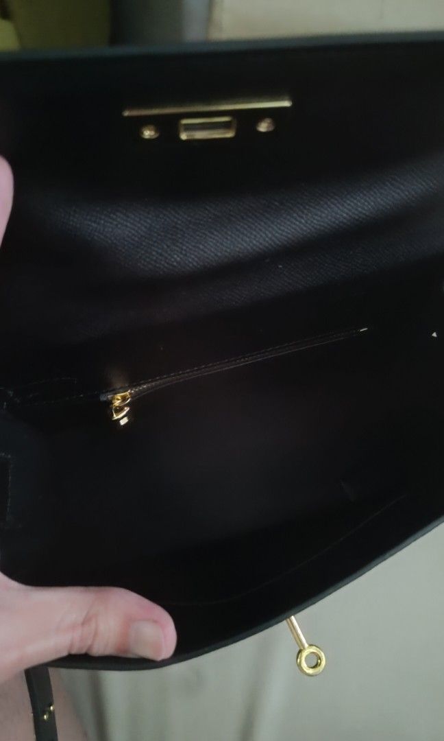 Bag (Category: Shoulder Bags) located in Makati City. Submitted by themarketden (Listing ID 1467402920, Image 3). Description: .