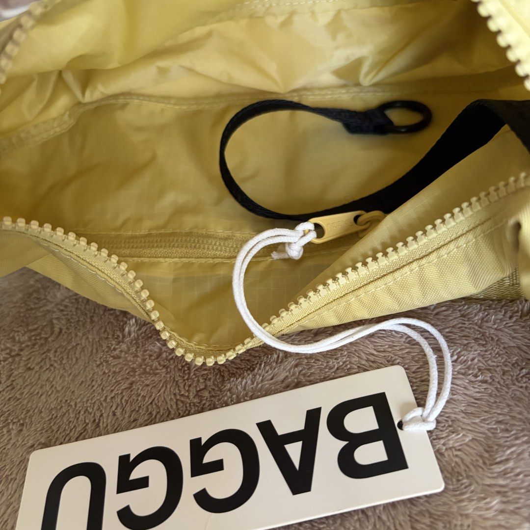 Baggu Small Nylon Crescent Bag (Category: Cross-body Bags) located in San Juan City. Submitted by _ands_ (Listing ID 1467465088, Image 3). Description: Bnew w/ tag .