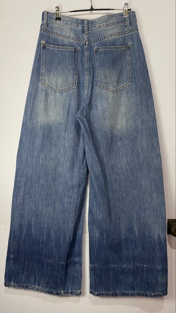 BAGGY PANTS (Category: Jeans) located in Jaen. Submitted by oshimamark58418 (Listing ID 1467412396, Image 2). Description: - Style: Baggy wide-leg denim pants - Color: Classic light blue vintage wash - Details: Subtle distressed accents on the front, back pockets, and branded back waistband patch - Fit: Relaxed and comfortable - Condition: Excellent pre-loved condition.