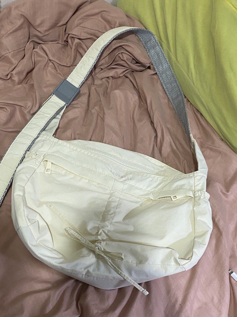 BAGSMART cross sling drawstring bag (Category: Sling Bags) located in Cavite. Submitted by she.zie77e (Listing ID 1467594708, Image 1). Description: Bagsmart cross sling bag - cream/beige - used thrice - no issues Php 650 fixed mop: gcash mod: direct jnt 📍tanza cavite.