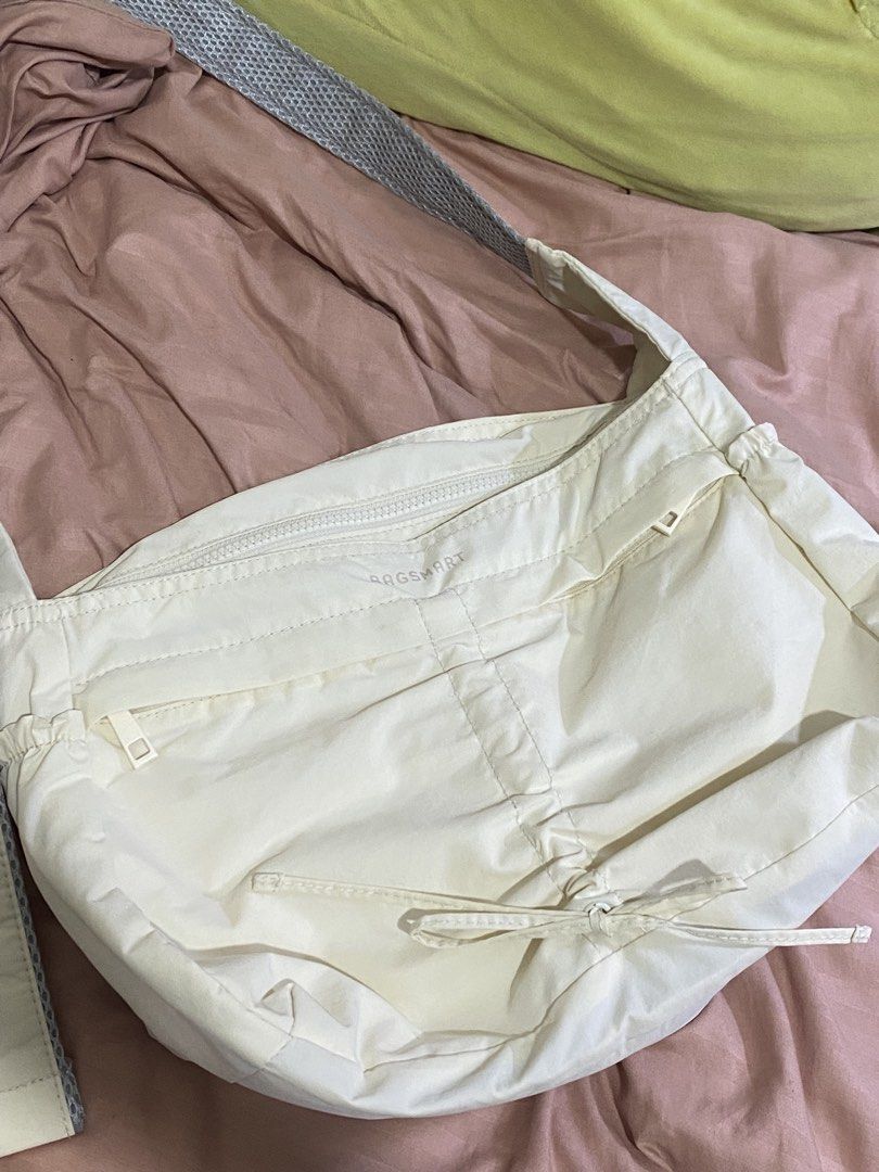BAGSMART cross sling drawstring bag (Category: Sling Bags) located in Cavite. Submitted by she.zie77e (Listing ID 1467594708, Image 2). Description: Bagsmart cross sling bag - cream/beige - used thrice - no issues Php 650 fixed mop: gcash mod: direct jnt 📍tanza cavite.
