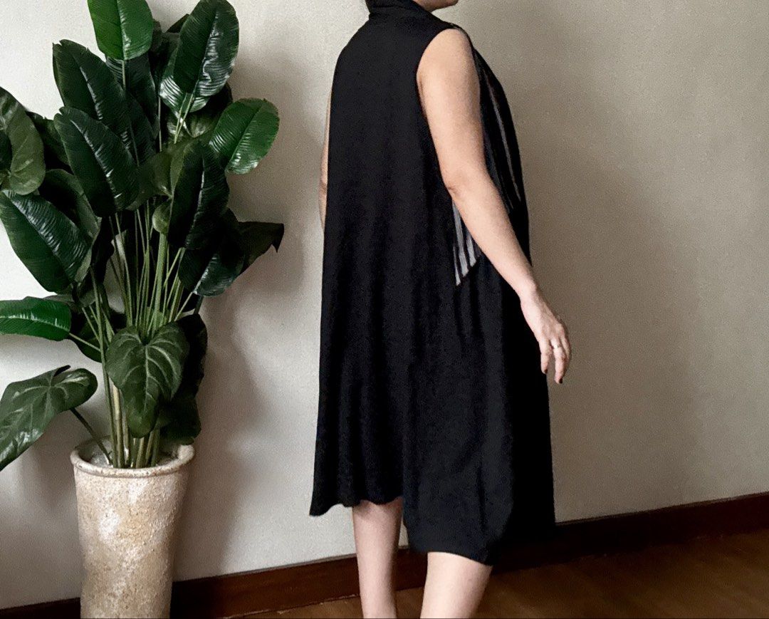 Baking Soda Long Black Sleeveless Vest (Category: Sleeveless) located in Mandaluyong City. Submitted by roxieeeeeee (Listing ID 1467492717, Image 3). Description: - Brand/Origin: Baking Soda, Made in Korea - Style: Sleeveless long vest with open front and draped lapel - Design: Contrasting black, grey, and white striped pleated panels on upper sides - Features: Two deep side pockets - Fabric: Lightweight, ideal for layering over tanks and dresses