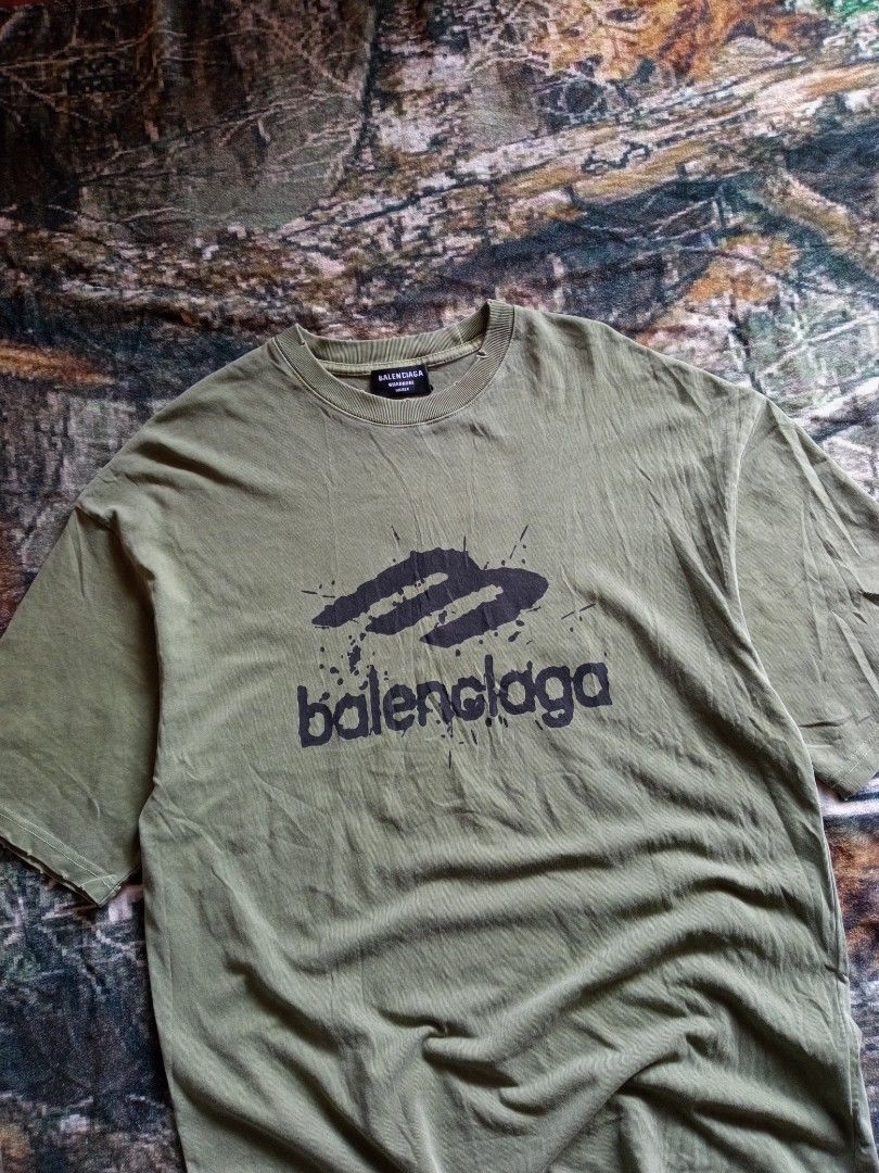 BALENCIAGA DISTRESSED SHIRT (Category: Tshirts & Polo Shirts ) located in Sugbongcogon. Submitted by yan.drip (Listing ID 1467387779, Image 2). Description: BALENCIAGA DISTRESSED SHIRT Excellent condition No issue Size L pasok XL W23/L31 Distressed design 9/10 color rate DM📩.
