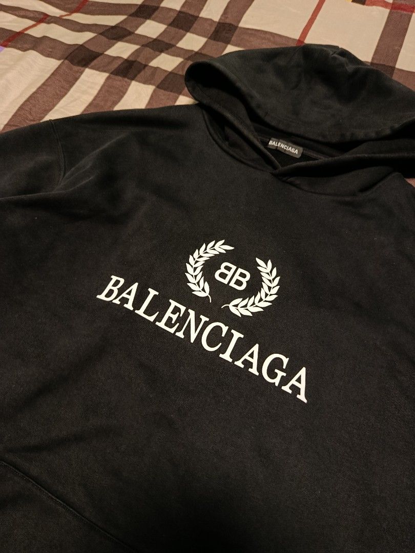 Balenciaga hoodie (Category: Luxury Apparel) located in Manila. Submitted by streetfinds02 (Listing ID 1467372629, Image 2). Description: Balanciaga Size S Dimes 23x27 excellent condi Loa Baliuag Bulacan Vouch for safe 🙇 P999 freeshipped 📩🙌.