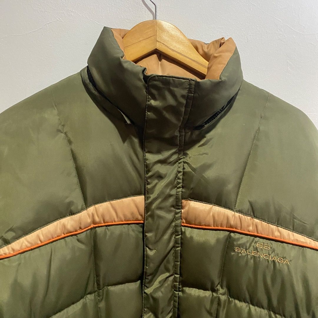 Balenciaga Puffer Down Long Jacket M/L (Category: Coats, Jackets and Outerwear) located in Antipolo. Submitted by bentakahitanoano (Listing ID 1467577794, Image 3). Description: Still in good condition Size 3 can fit large Missing hood Pit to pit 23 Length 31.5.