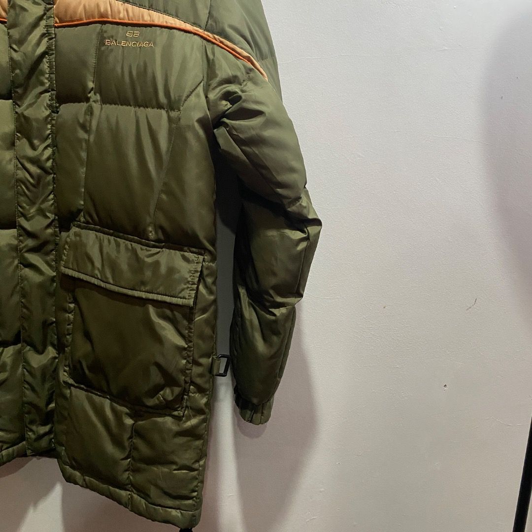 Balenciaga Puffer Down Long Jacket M/L (Category: Coats, Jackets and Outerwear) located in Antipolo. Submitted by bentakahitanoano (Listing ID 1467577794, Image 2). Description: Still in good condition Size 3 can fit large Missing hood Pit to pit 23 Length 31.5.