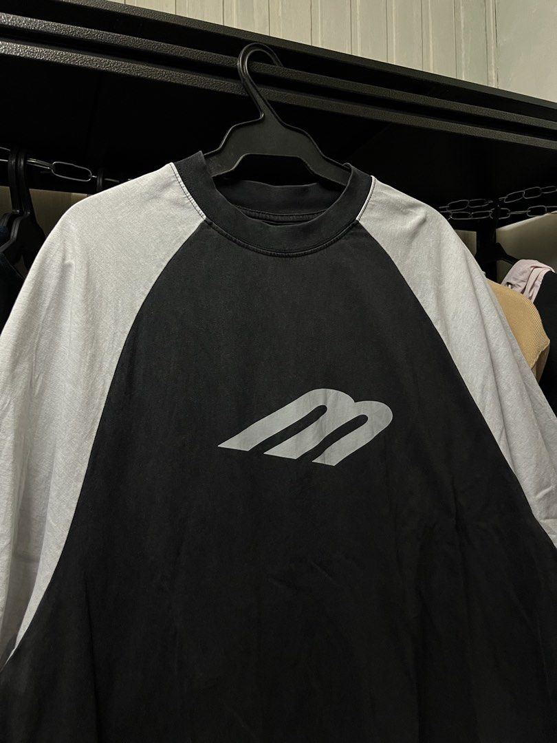 Balenciaga Raglan Shirt (Category: Tshirts & Polo Shirts ) located in Muntinlupa City. Submitted by ninenine.collective (Listing ID 1467403518, Image 2). Description: Balenciaga Raglan Shirt 26/28.