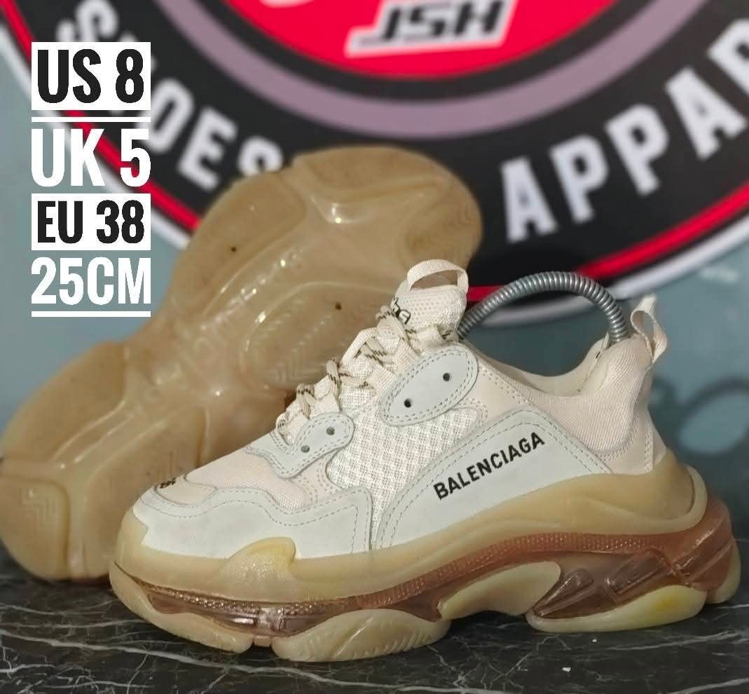 BALENCIAGA TRIPLE S CLEAR SOLE 💯 (Category: Sneakers) located in Quezon City. Submitted by kalyedadshoesandapparel (Listing ID 1467520985, Image 1). Description: .