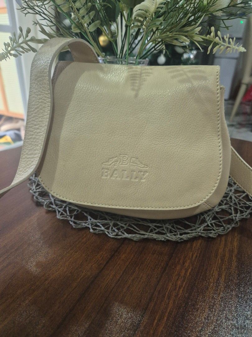 Bally bag (Category: Cross-body Bags) located in Lapu Lapu. Submitted by ej882019 (Listing ID 1467368002, Image 1). Description: fix price looks new pwd sa maarte.