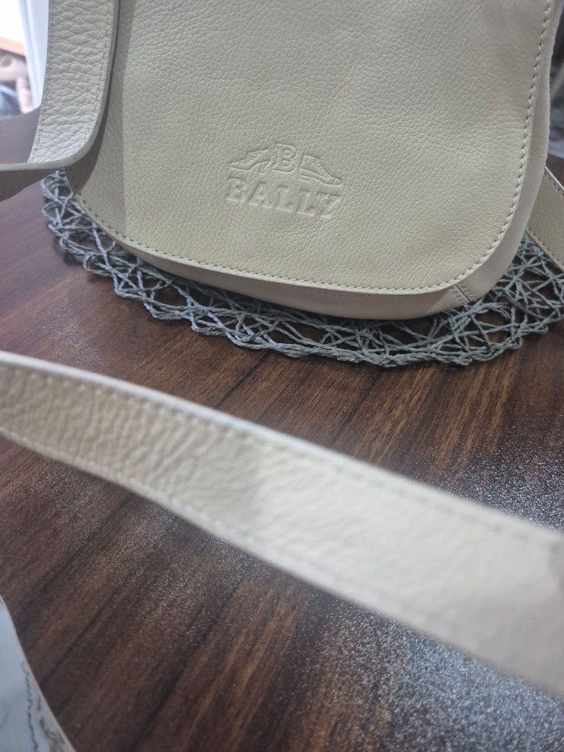 Bally bag (Category: Cross-body Bags) located in Lapu Lapu. Submitted by ej882019 (Listing ID 1467368002, Image 2). Description: fix price looks new pwd sa maarte.