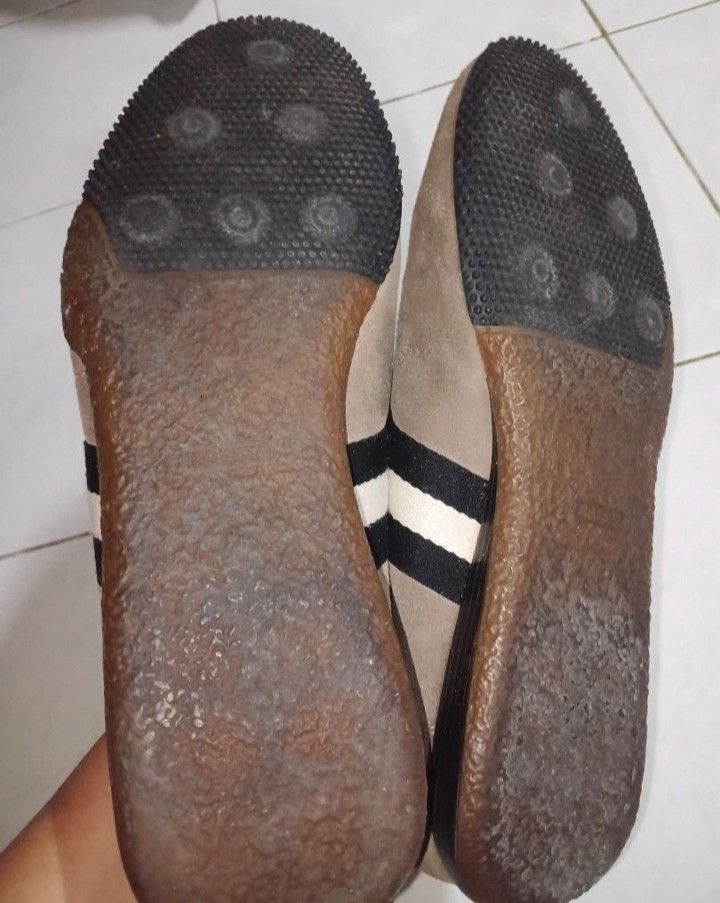 BALLY Low Top Brown Suede Shoes (Category: Sneakers) located in Quezon City. Submitted by xorei (Listing ID 1467558120, Image 3). Description: Authentic / Legit 💯 Size 9.5 (Check last photo for conversion) Original Price 25-30k Quiet luxury.