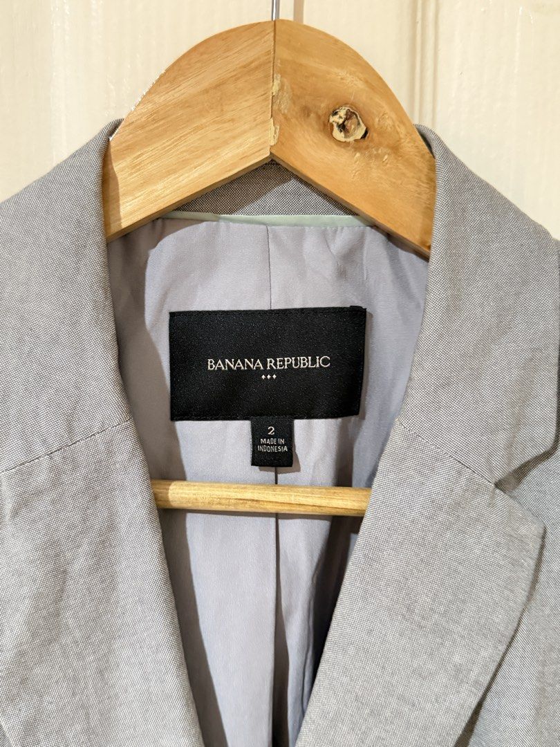 Banana Republic Grey Blazer Size 2 (Category: Coats, Jackets and Outerwear) located in Manila. Submitted by ktyyycloset (Listing ID 1467446049, Image 3). Description: - Brand: Banana Republic - Size: 2 - Color: Grey - Closure: Classic single-button front - Details: Structured lapels and two front welt pockets - Lining: Fully lined interior - Origin: Made in Indonesia - Style: Professional and versatile, ideal for work or smart casual outfits.