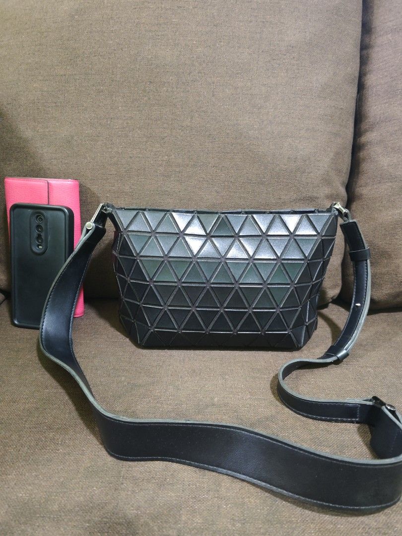 Baobao issey miyake sling bag (Category: Luxury Bags & Wallets) located in Pili. Submitted by zaneombao03491 (Listing ID 1467372951, Image 1). Description: .
