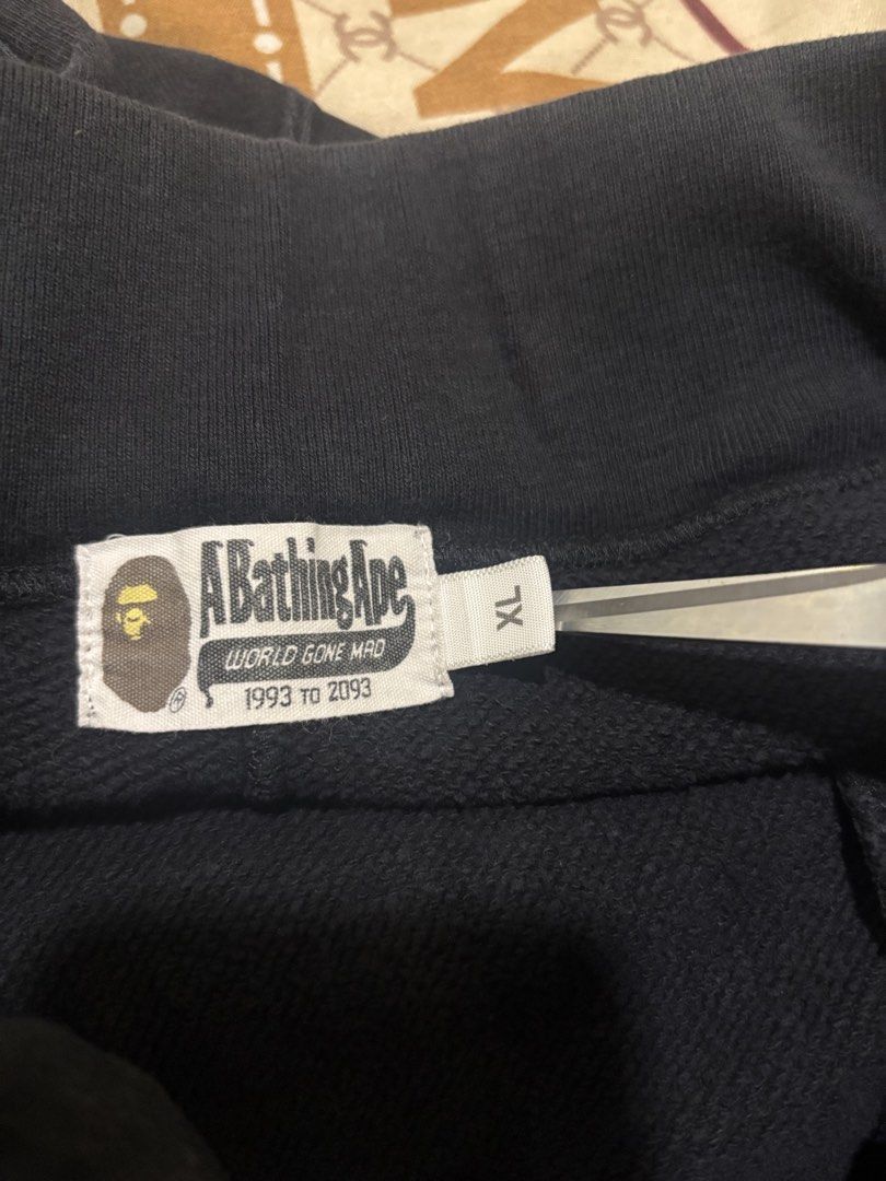 Bape shark short Legit (Category: Shorts) located in Makati City. Submitted by sweetfitforyouph1200 (Listing ID 1467499712, Image 3). Description: Bape legit short Bape shark Size xl.