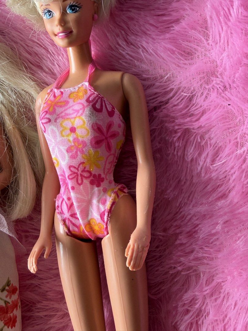 Barbie Bundle 🩷 (Category: Kids Toys) located in Malasiqui. Submitted by ms.pinki (Listing ID 1467462060, Image 2). Description: 𝘽𝙖𝙧𝙗𝙞𝙚 𝘽𝙪𝙣𝙙𝙡𝙚 - Vintage Barbies 🩷 ₱500.00 🎀 Barbie wearing white dress • no crackneck, bitemarks • rubber legs, tight joints Barbie wearing bikini • no crackneck • has bitemarks • rubber legs, tight joints .
