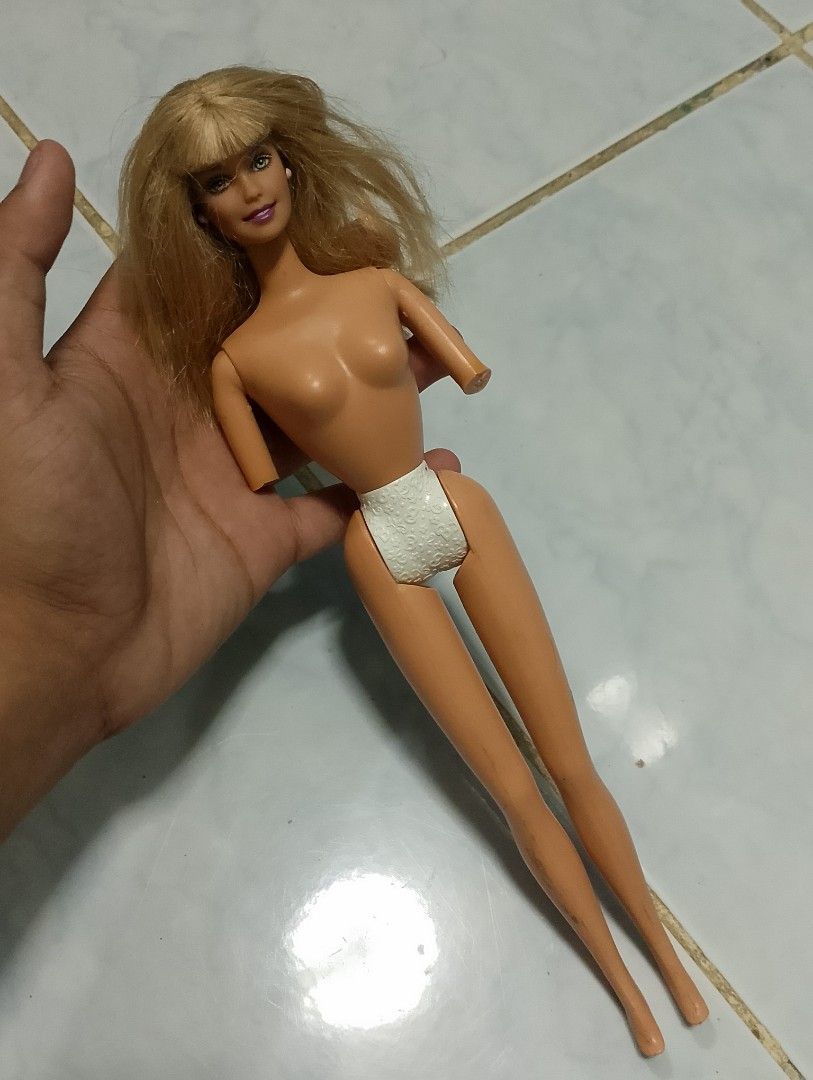 Barbie doll (Category: Kids Toys) located in Santo Domingo. Submitted by glitterpinkgloss (Listing ID 1467516879, Image 2). Description: -needs hairspa and cleaning -wyswyg as is -manage your expectations.