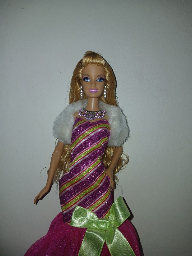 Barbie in a perfect Christmas 2011 (Category: Kids Toys) located in Subic. Submitted by frncnjntmr22 (Listing ID 1467571234, Image 2). Description: bought new overseas issue hair nag glue seapage sa katagalan ayoko na pakialaman gown or linisan pa at yung glitters baka madetach kaya what you see is what you get. "ignore & pass sa barat at maaarte perpeksyunista lumayas.".
