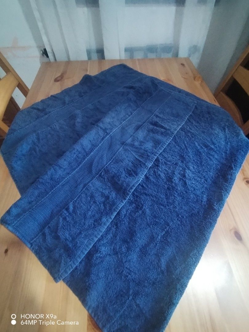 Bath Towel ( Pottery Barn) (Category: Bathroom & Kitchen Fixtures) located in Muntinlupa City. Submitted by arciagamaryann68 (Listing ID 1467495457, Image 2). Description: - Authentic Pottery Barn bath towel - Color: Deep dark blue - Super soft, plush, and highly absorbent material - Features a nice ribbed border design - Excellent pre-loved condition, clean and well-maintained.