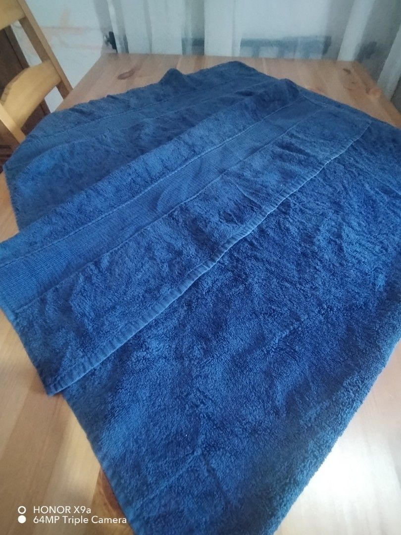Bath Towel ( Pottery Barn) (Category: Bathroom & Kitchen Fixtures) located in Muntinlupa City. Submitted by arciagamaryann68 (Listing ID 1467495457, Image 1). Description: - Authentic Pottery Barn bath towel - Color: Deep dark blue - Super soft, plush, and highly absorbent material - Features a nice ribbed border design - Excellent pre-loved condition, clean and well-maintained.
