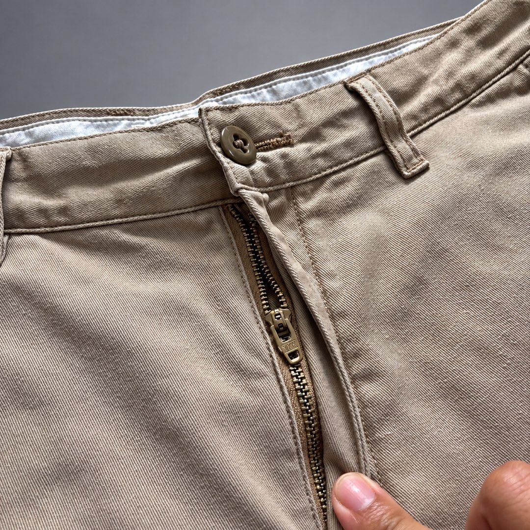 BEAMS CHINO SHORTS (Category: Shorts) located in Taguig. Submitted by clarrk95 (Listing ID 1467459107, Image 2). Description: Beams Chino Shorts Size: Medium (tag) Waist: 31inches Length: 19.5inches Leg Opening: 9inches PRICE: ₱600 ONLY! ✅ very good condition ✅ add shipping fee ✅ ignoring LP inquiry Shipping: Lalamove | J&T | LBC Location: Taguig📍 Payment: Gcash | Bank | Cash FB: THRFT IG: thrft_25 DM for more detailed pics.📩.