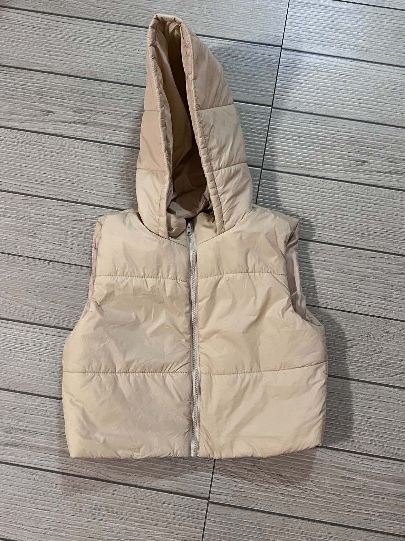 Beige Hooded Puffer Crop Vest (Category: Coats, Jackets and Outerwear) located in San Jose del Monte. Submitted by Skin_Care2022 (Listing ID 1467469746, Image 2). Description: - Color: Neutral beige - Style: Cropped puffer vest with attached hood - Closure: Full front zipper - Design: All-over quilted pattern - Fit: Warm, sleeveless, and non-bulky - Best for: Transitional weather and easy layering with basics like ribbed knit sweaters.