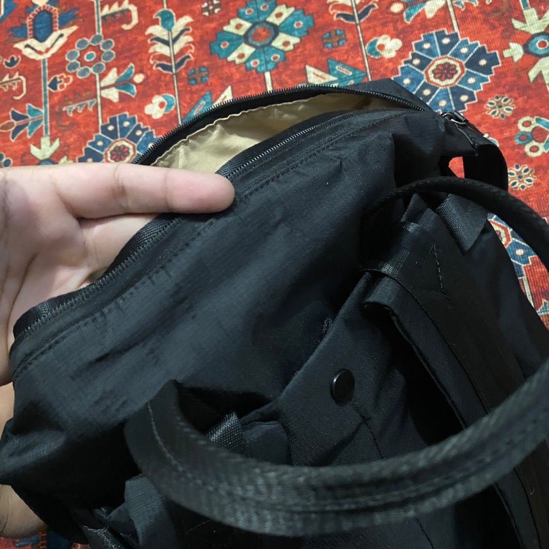 Bellroy Tokyo 20 Backpack (Category: Backpacks) located in Antipolo. Submitted by bentakahitanoano (Listing ID 1467489503, Image 3). Description: Designed for the urban professional on the move, this Bellroy Tokyo business backpack combines sleek style with practical functionality. Crafted from soft nylon with a synthetic lining, it features a body-contact back system and padded, retractable straps for comfortable carrying throughout the day. The