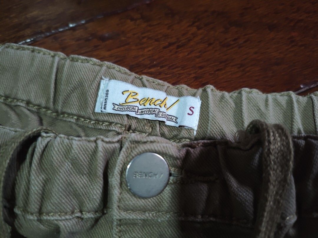BENCH (Category: Shorts) located in Manila. Submitted by xoien (Listing ID 1467482426, Image 3). Description: BENCH conditions: 9.2/10 size: small color: mocha brown ⏹️PRICE; 180 🟡original bench twill short yan 🟡drawstring and botones type 🟡above the knee yan 🟡comfy suotin 🟡4 pockets front and back 🟡hanggang pang size 30 waistline only 🟡maganda pang porma madali bagayan 🟡color may be varie due lightning 🟡UGALIIN BASAHIN ANG BUONG DETAILS